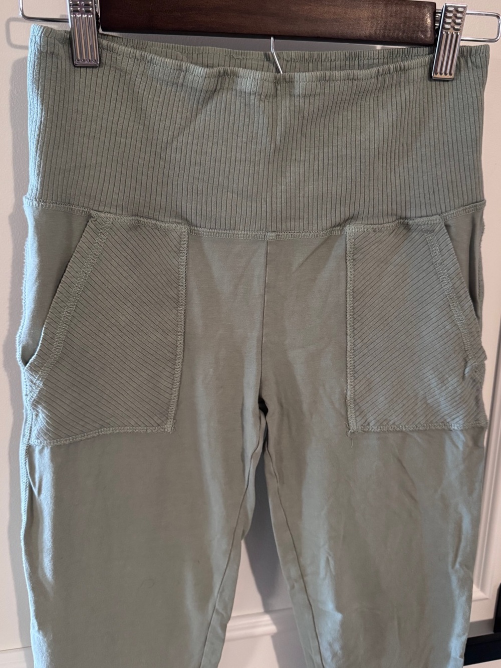 Olivia Rae Olive Ribbed-Waist Pocket Leggings